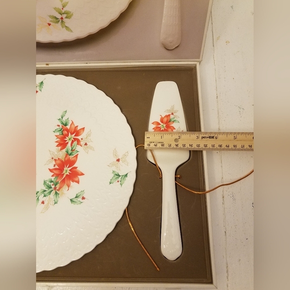 Mikasa Bone China Poinsettia Cake Platter & Serveware 11" - Picture 10 of 12